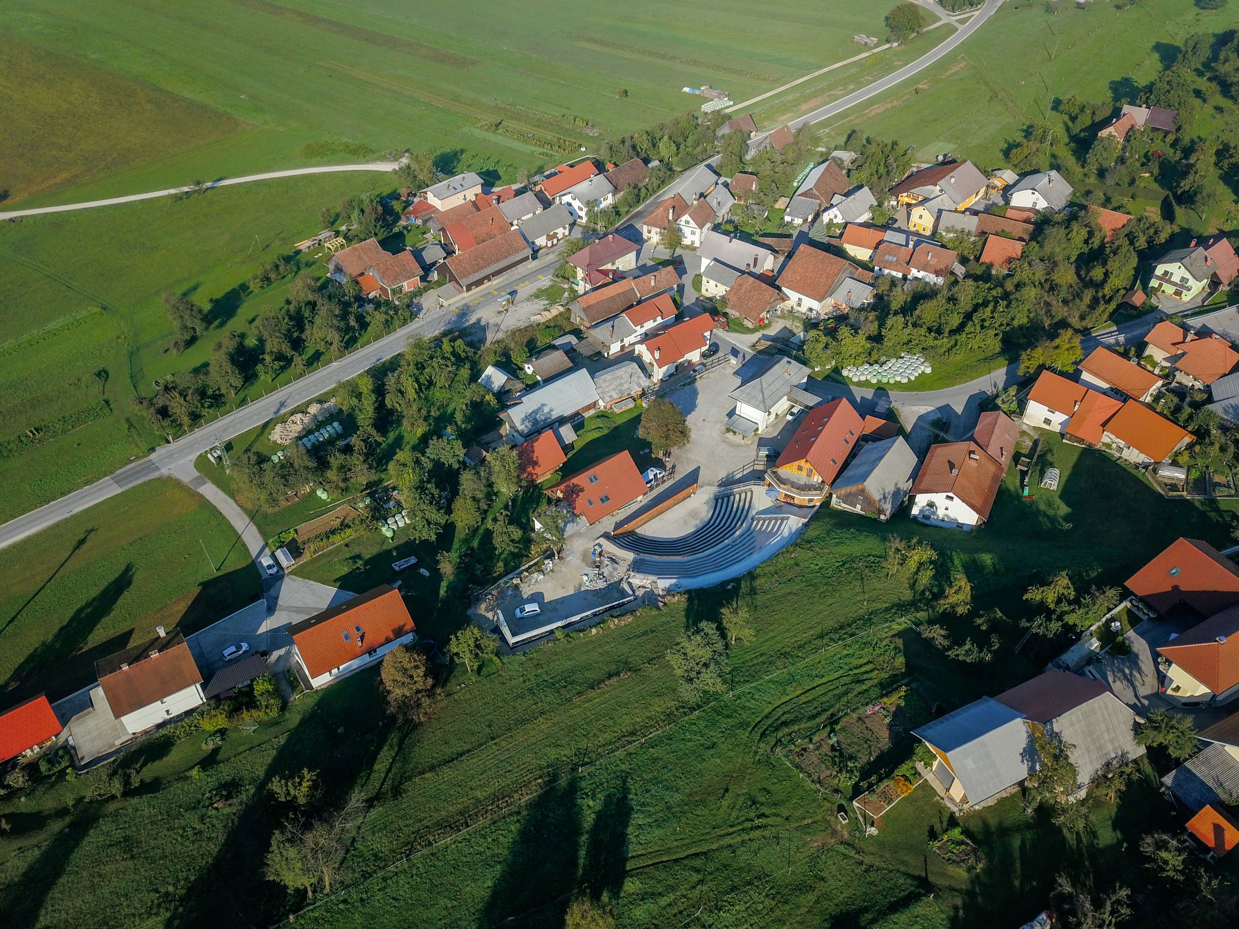 Sprzedaż działki w małej miejscowości – jak dotrzeć do lokalnych klientów?